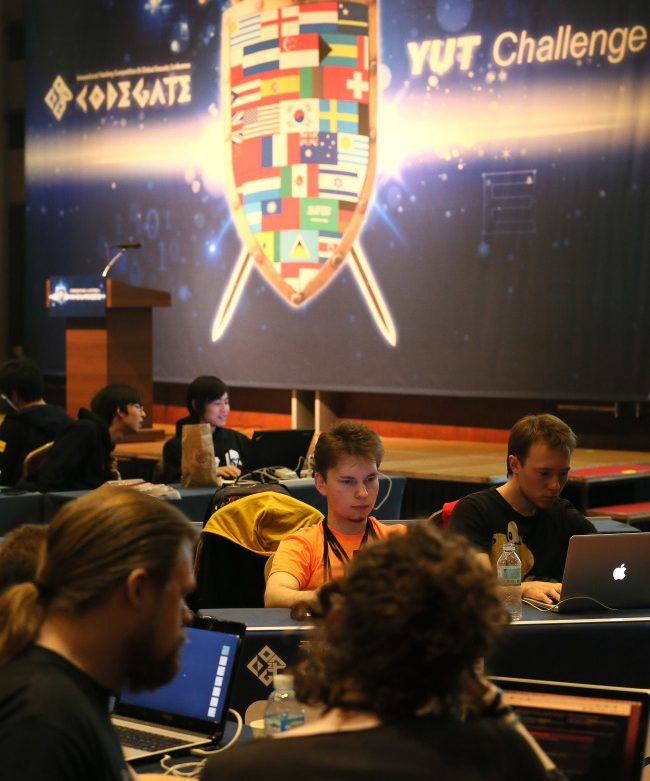 ÄÚµå°ÔÀÌÆ® 2013
    (¼­¿ï=¿¬ÇÕ´º½º) ¹ÚÁöÈ£ ±âÀÚ = 3ÀÏ ¼­¿ï »ï¼ºµ¿ ÄÚ¿¢½º¿¡¼­ °³ÃÖµÈ 'ÄÚµå°ÔÀÌÆ® 2013'ÀÇ ÀÏÈ¯À¸·Î 24½Ã°£ µ¿¾È ±¹Á¦ÇØÅ·¹æ¾î´ëÈ¸°¡ ¿­¸®°í ÀÖ´Ù. 2013.4.3
    jihopark@yna.co.kr/2013-04-03 14:58:49/